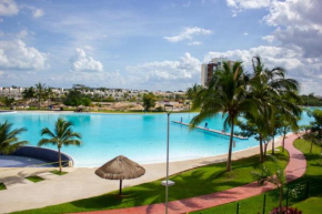 departamento en Cancún con 7 albercas tipo playa y laguna